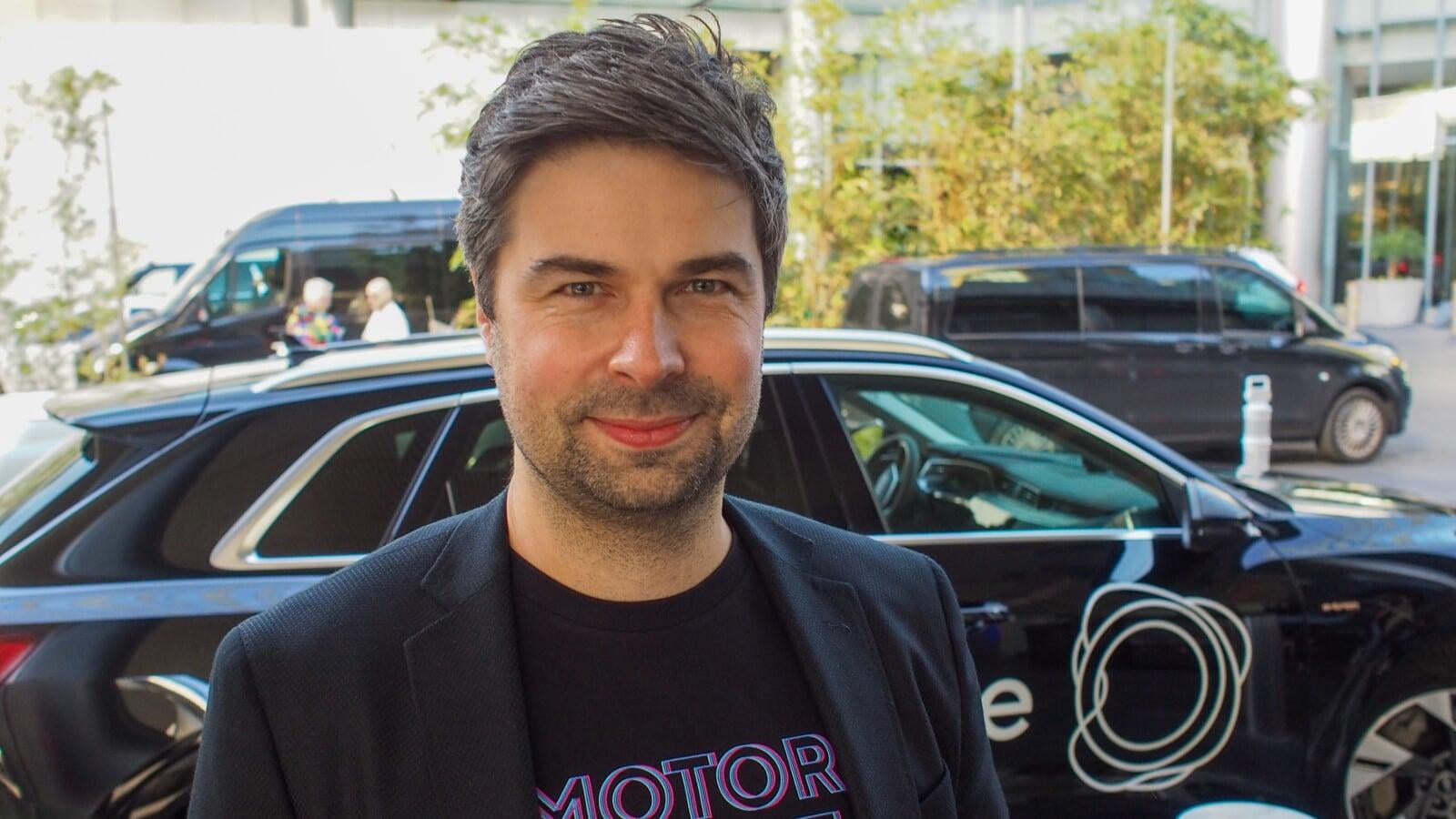 Holoride 首席執行官 Nils Wollny 在 CES 2023 上。