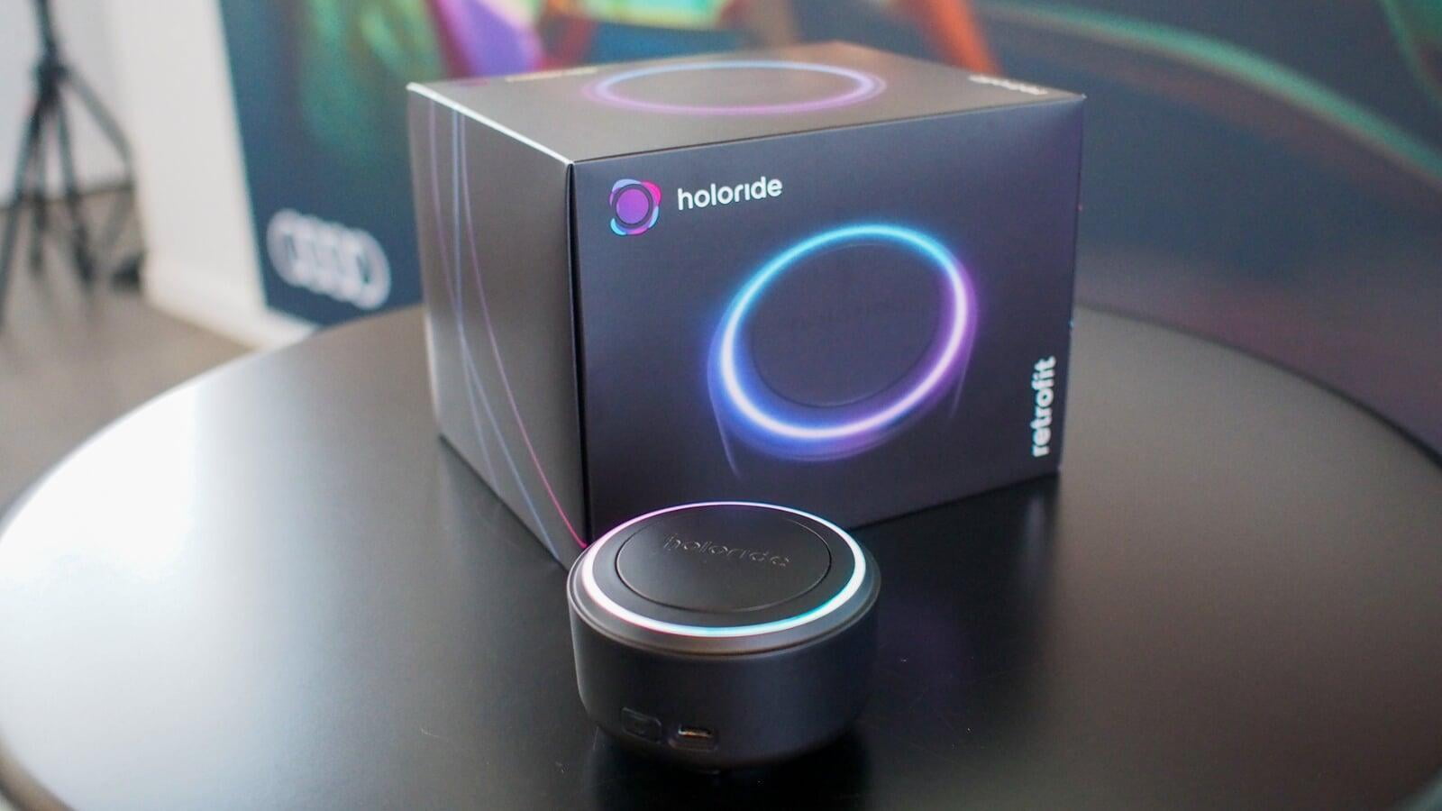 Holoride 的售後市場設備安裝在擋風玻璃上，並無線連接到車內的 VR 耳機，將汽車運動與 VR 體驗融合在一起。