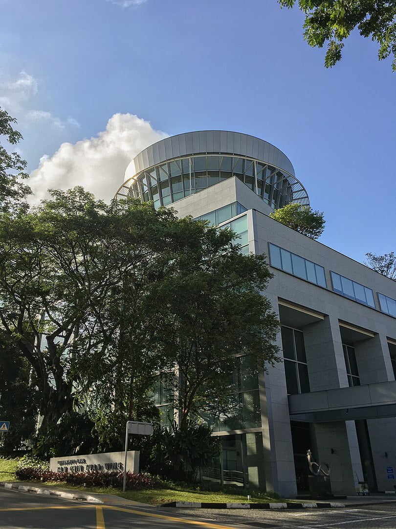 新加坡國立大學是新加坡頂尖的公立大學之一，在 2023 年 QS 世界大學排名中排名第 11 位。 該大學擁有種類繁多的加密和區塊鏈相關本科和研究生課程。