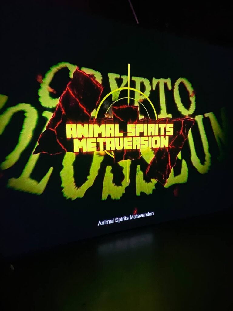 Hito Steyerl 在柏林 Esther Schipper 畫廊舉辦的新展覽批判性地看待加密貨幣