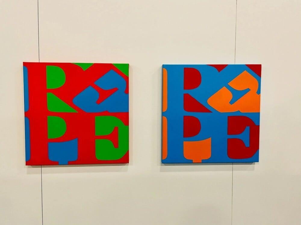 展會上其他以佩佩為主題的作品包括佩佩化的波普藝術“美元計劃”和“奧斯瓦爾德日記”。藝術家 JB 的 Indipepe 系列是 Robert Indiana 著名的“LOVE”作品的模因衍生作品，“將標誌性的 Pepe the Frog 無縫地融入了藝術史的編年史。”