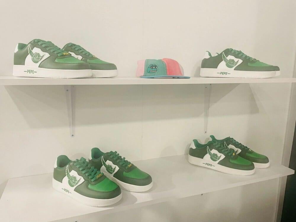 該畫廊並非沒有數字藝術，“ Ordinals Alley ”展示了一些席捲該行業的最早和最著名的比特幣 Ordinals。佩佩也在場。